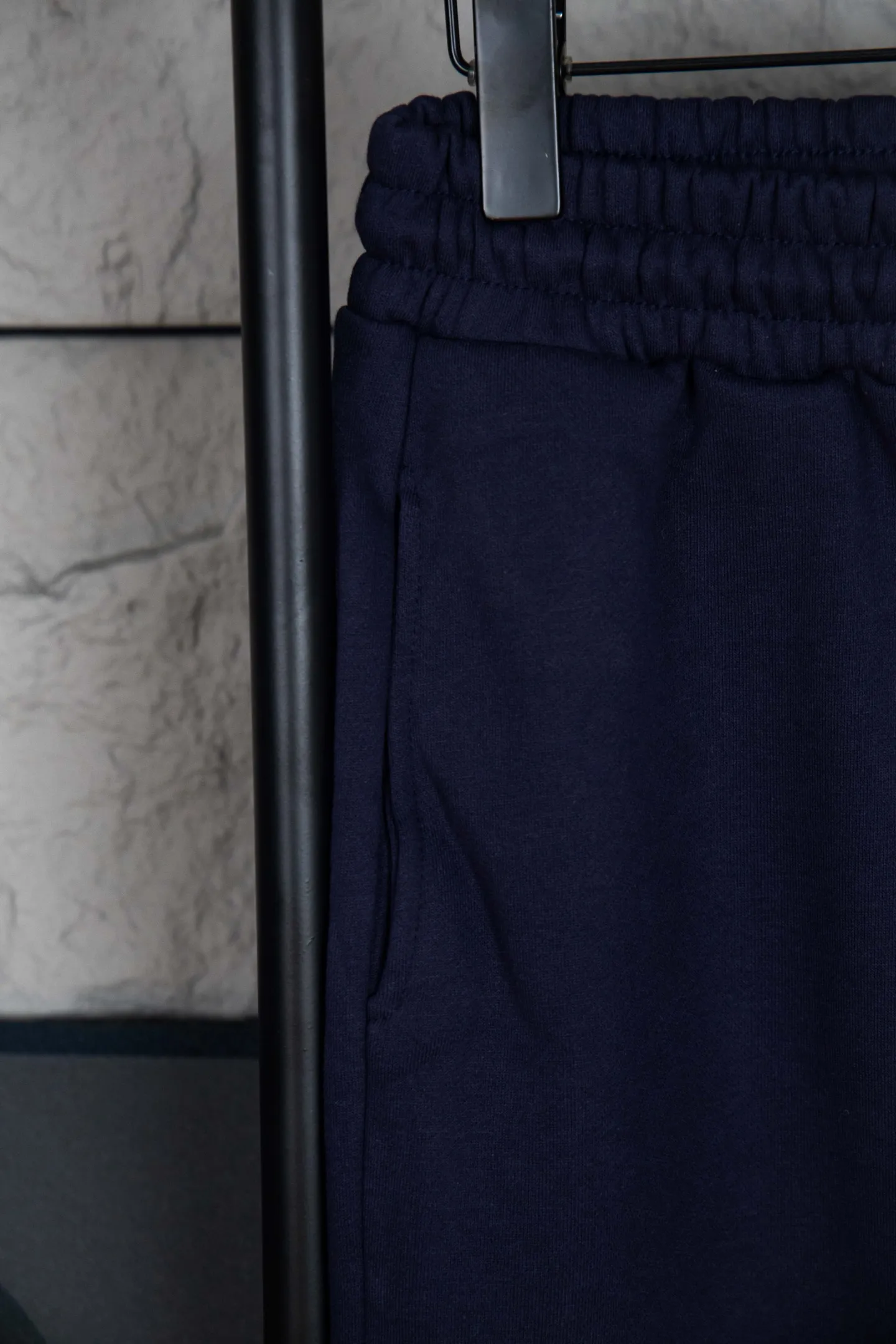 P170 Ralph Lauren Ralph Lauren suit sweatpants. Pure cotton with anti-static treatment. No dust, no lint. The elastic waist is used with a drawstring. Very friendly to the figure. The cotton is comfortable and soft. The upper body is casual and free. Regular beveled double pockets on both sides. The white brand logo on the left leg collides with the black of the pants. Although it is small, it is quite recognizable. The brand adds a young and fashionable atmosphere to the original high-end sense. It can be called a cold protection weapon. A simple base layer is enough to withstand the severe cold and make it more fluffy and warm. Color: Gray, Black, Navy SIZE: S-XL